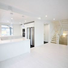 Valkoiset portaat uudessa asunnossa